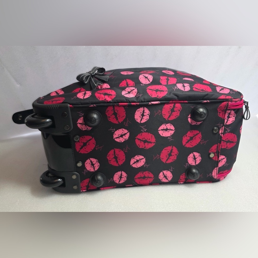 RARE Betsey Johnson Lips Kiss Print Rolling Bag Carry On Weekender Roll Luggageđź’‹ - Picture 4 of 12